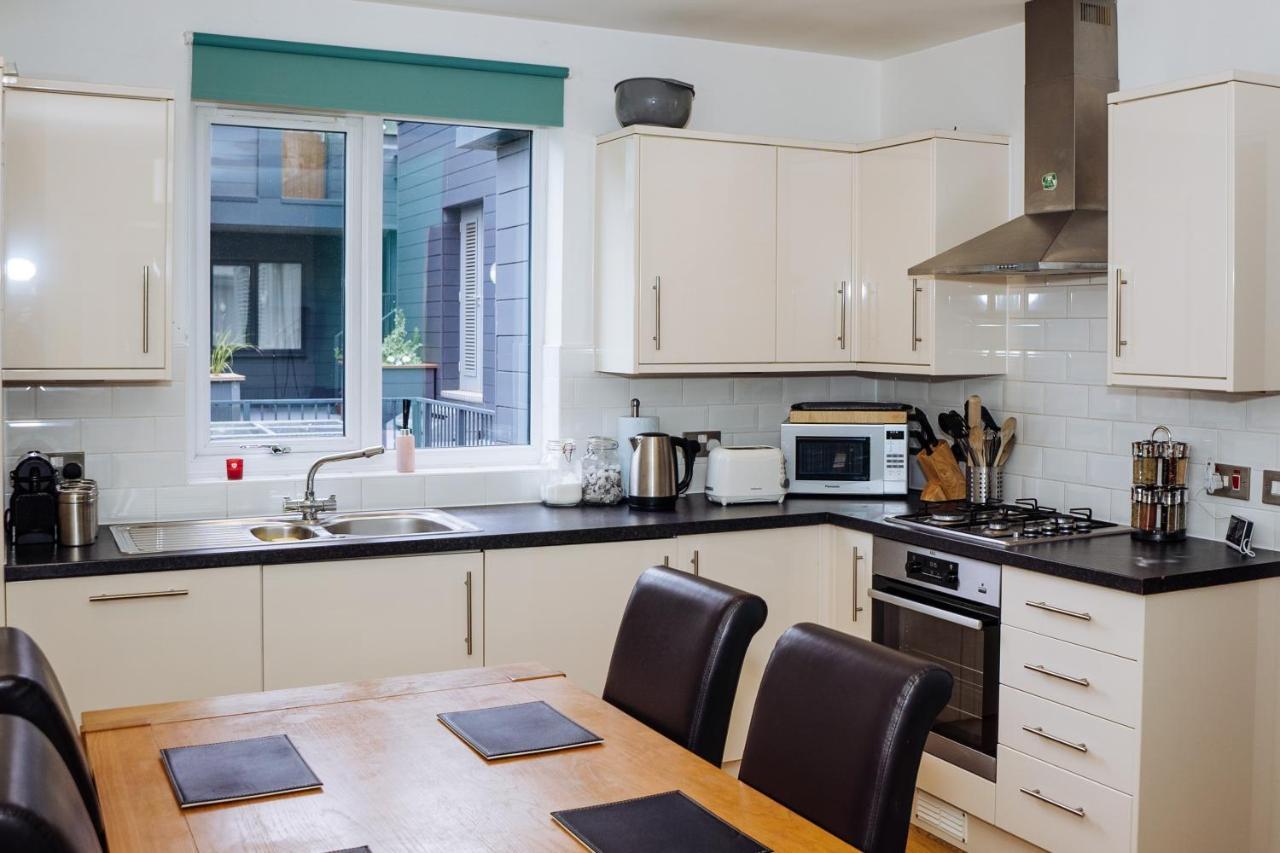 Beautiful, Contemporary 3 Bedroom Apartment Bath Exterior photo