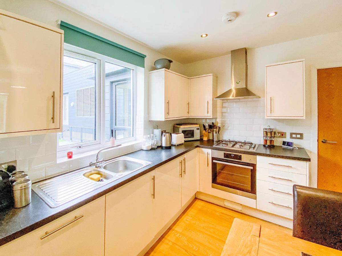 Beautiful, Contemporary 3 Bedroom Apartment Bath Exterior photo