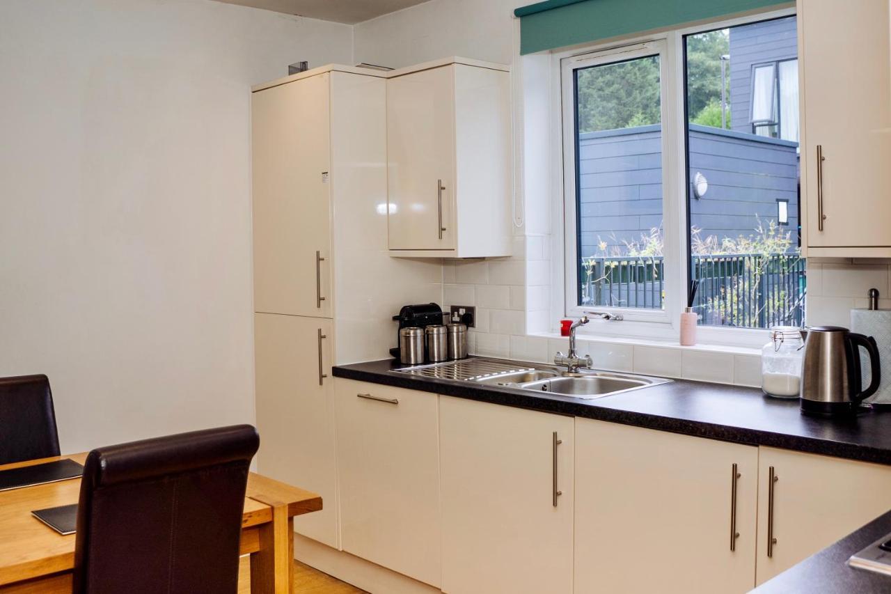Beautiful, Contemporary 3 Bedroom Apartment Bath Exterior photo